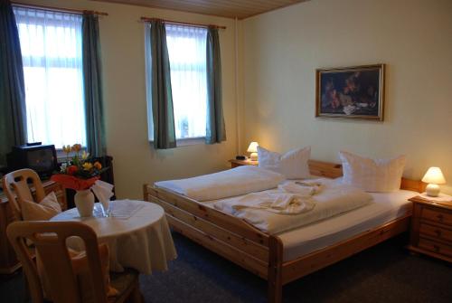 Ένα ή περισσότερα κρεβάτια σε δωμάτιο στο Zum Roten Hirsch im Grünen Wald