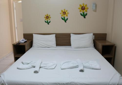 A bed or beds in a room at Hotel Mirante Da Ilha