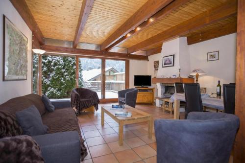 Chalet Chantey Mourry 67 Ski Chalet & Sleeps 8-9 - Happy Rentals