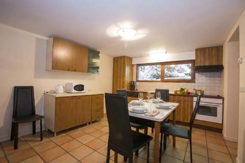 Chalet Chantey Mourry 67 Ski Chalet & Sleeps 8-9 - Happy Rentals