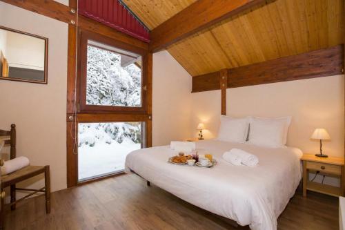 Chalet Chantey Mourry 67 Ski Chalet & Sleeps 8-9 - Happy Rentals