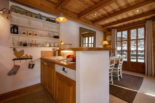 Chalets d'Henri 63 Mont Blanc Views 300m to Ski Lift - Happy Rentals
