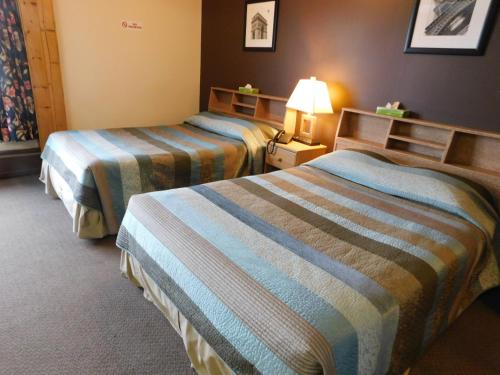 Postel nebo postele na pokoji v ubytování Timberland Hotel