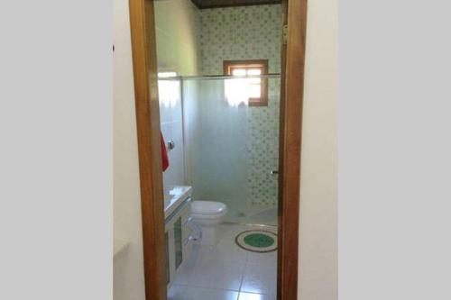 uma casa de banho com um chuveiro e um WC. em Recanto da Maya em Santo Antônio do Pinhal
