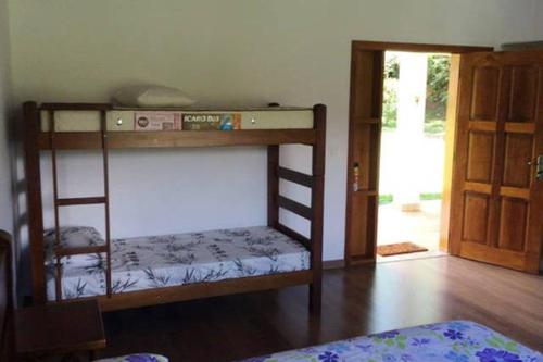 a bunk bed in a room with a open door at Recanto da Maya in Santo Antônio do Pinhal