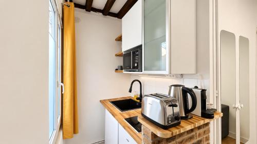 Classic Studio Retreat in Le Marais with Netflix