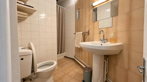 Classic Studio Retreat in Le Marais with Netflix