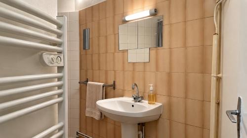 Classic Studio Retreat in Le Marais with Netflix