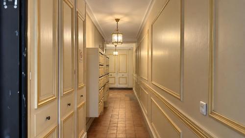 Classic Studio Retreat in Le Marais with Netflix