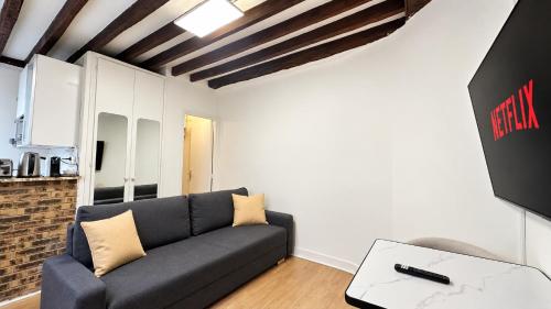 Classic Studio Retreat in Le Marais with Netflix
