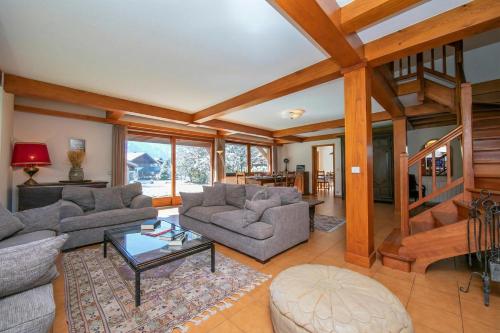 Chalet du Golf618 Family retreat for 9 next to Ski lifts - Happy Rentals
