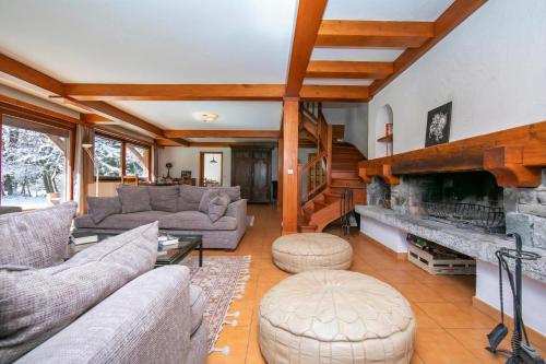 Chalet du Golf618 Family retreat for 9 next to Ski lifts - Happy Rentals