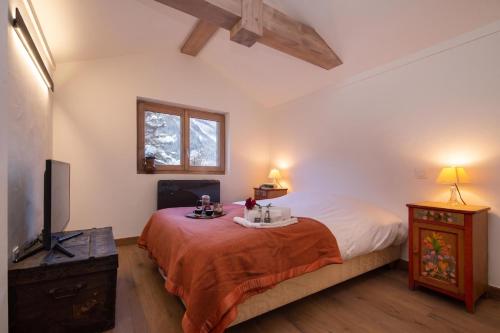 Chalet du Glacier Cosy Alpine style, Sleeps 4 - Happy Rentals