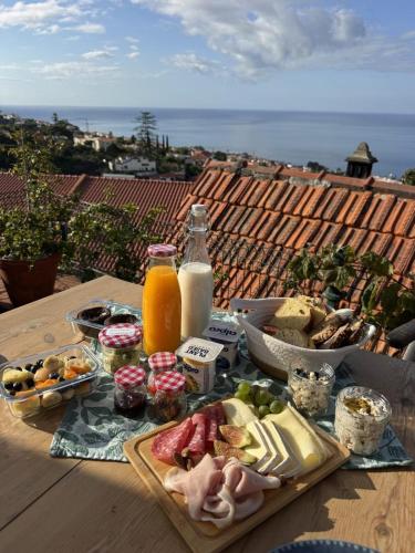 Casa das Flores Funchal - Your Charming Home with Local Secrets