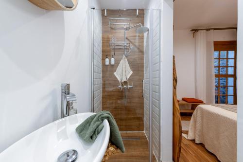 Casa das Flores Funchal - Your Charming Home with Local Secrets