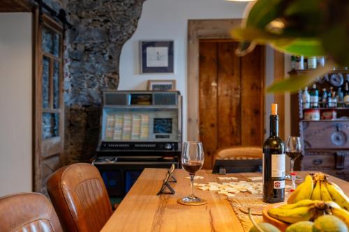 Casa das Flores Funchal - Your Charming Home with Local Secrets