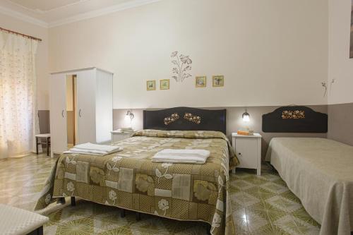 sypialnia z 2 łóżkami w pokoju w obiekcie Il Mandorlo w mieście Agrigento