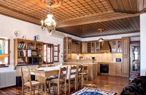 Spacious house with sea view in Volos