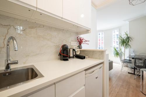 Charming and Bright 1BDR Near the Marais