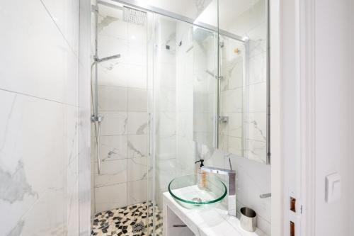 Charming and Bright 1BDR Near the Marais