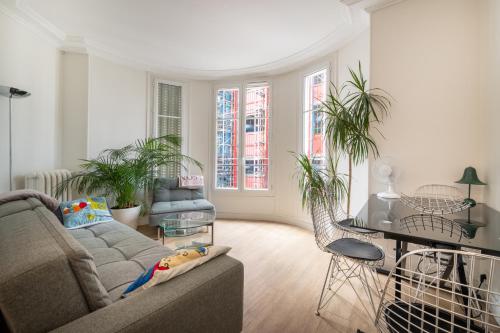 Charming and Bright 1BDR Near the Marais