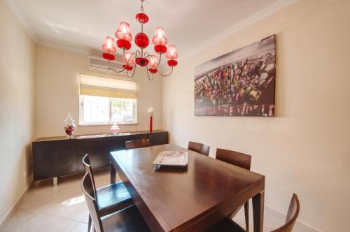 Spacious house with private pool in Albufeira