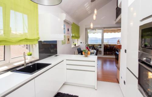 Spacious Apartment in Trogir with Parking