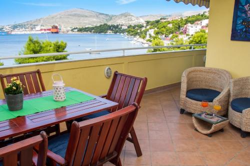 Spacious Apartment in Trogir with Parking