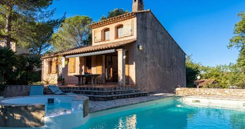 Villa avec piscine à Saint-Raphaël et vue sur la montagne