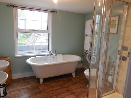 Koupelna v ubytování Wishing Well Cottage