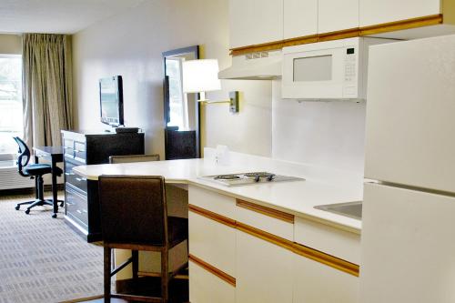 Kuchyň nebo kuchyňský kout v ubytování Extended Stay America Suites - Shelton - Fairfield County