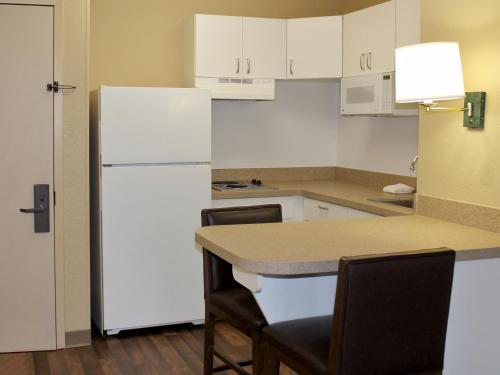 Kuchyň nebo kuchyňský kout v ubytování Extended Stay America Suites - Shelton - Fairfield County
