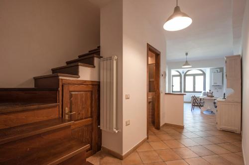 Pettorano sul GizioにあるIl Convento sul Gizioの階段のある廊下、リビングルーム