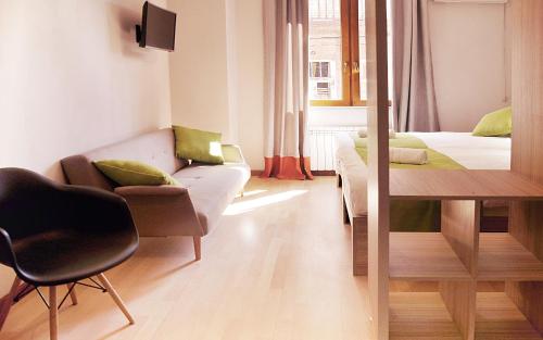 ein Wohnzimmer mit einem Sofa, einem Bett und einem Tisch in der Unterkunft Boutique Hotel Avlabar in Tbilisi City