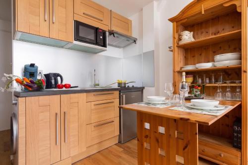 Apt Paccard305 Central Chamonix Studio, near Brevent lift for 2 - Happy Rentals