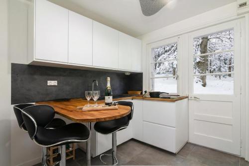 Chalet Ecureuil Family retreat w/ Garden & Fireplace - Happy Rentals