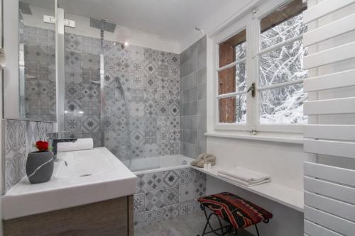 Chalet Ecureuil Family retreat w/ Garden & Fireplace - Happy Rentals