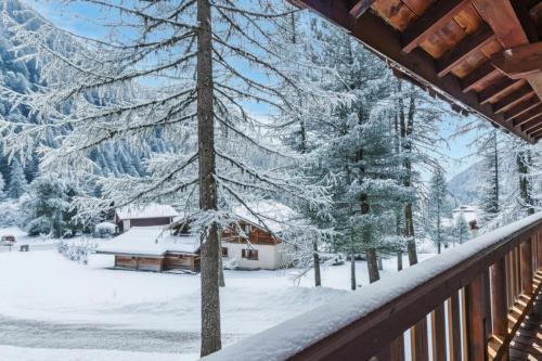 Chalet Ecureuil Family retreat w/ Garden & Fireplace - Happy Rentals