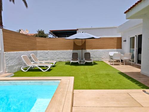 Bungalow with private pool and garden next to the Yumbo Center