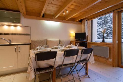 Grand Roc C125 from Slopes 280m , View & Parking - Happy Rentals