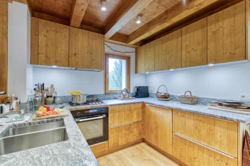 Chalet Allières Walk to Grands Montets | Sleeps 10