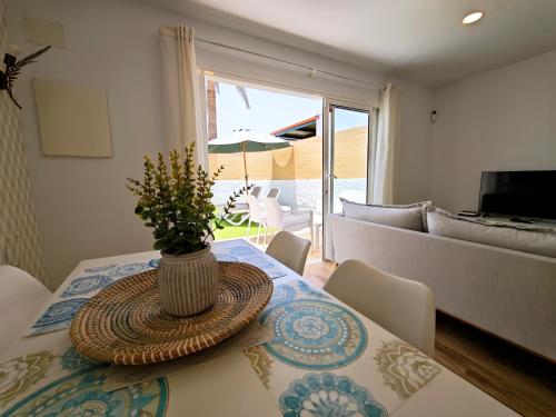 Bungalow with private pool and garden next to the Yumbo Center