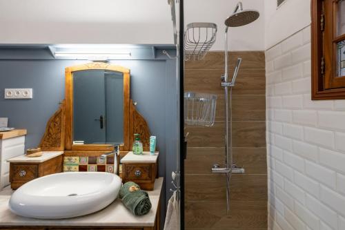 Casa das Flores Funchal Garden - Stay Like a Local with Sea View Terrace