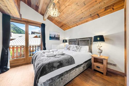 Luxury Ski-InOut Chalet with Hot Tub Sleeps 25