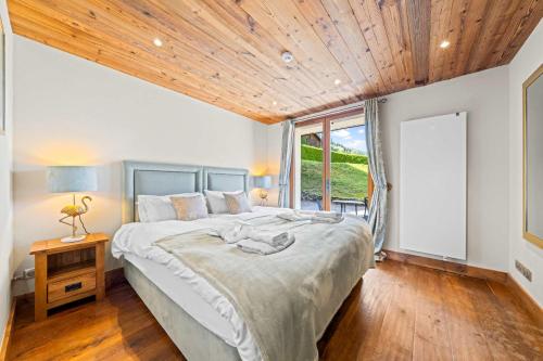Luxury Ski-InOut Chalet with Hot Tub Sleeps 25