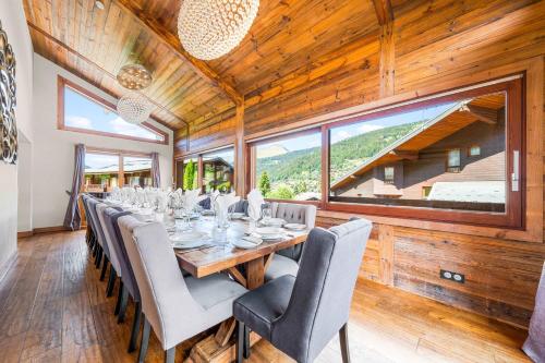 Luxury Ski-InOut Chalet with Hot Tub Sleeps 25