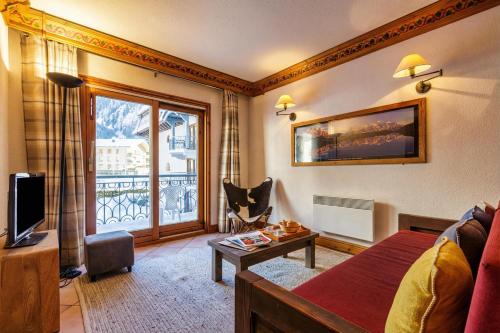 Le Cristal GM7 Mountain View, Pool, Private Sauna & Parking - Happy Rentals