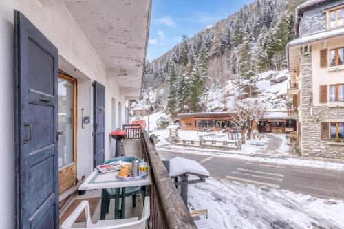 Le Bellevue 05 Walk to Ski Lifts Argentière Retreat | Balcony & Pool - Happy Rentals