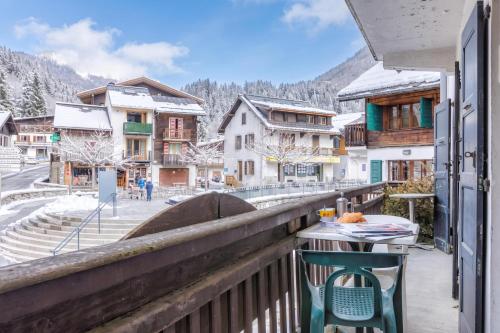 Le Bellevue 05 Walk to Ski Lifts Argentière Retreat | Balcony & Pool - Happy Rentals