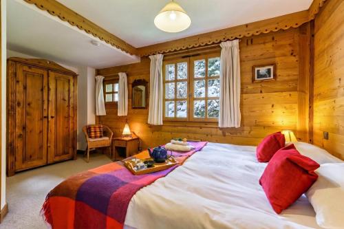 Chalets d'Henri 67 Apartment w/ Terrace & Mont Blanc Views - Happy Rentals